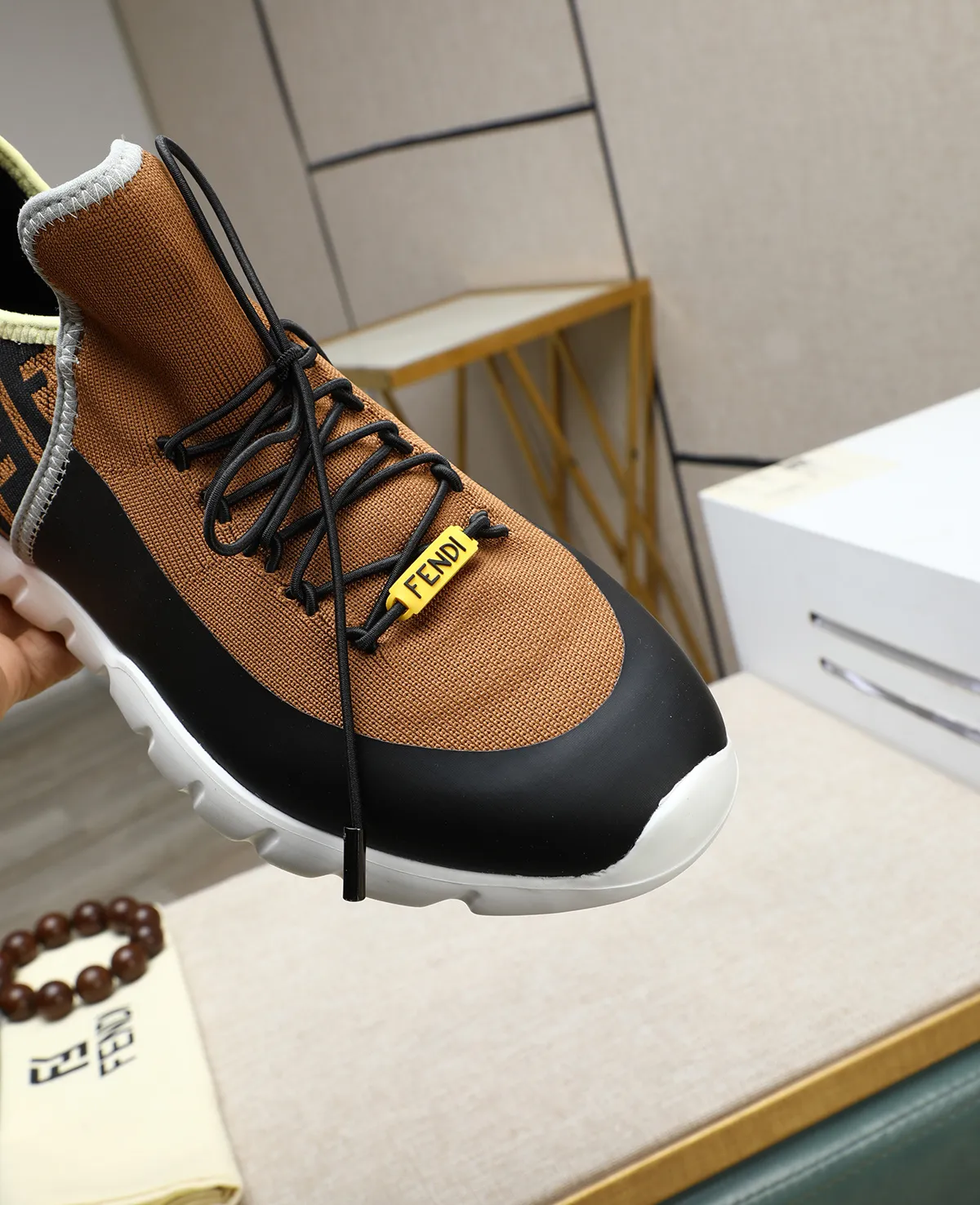 Men's Men's Shoes 💰700 Fendi Fendi's latest Tag series of men's casual mesh sports running shoes, originally purchased and developed, this Tag sports shoe is a one-leg sneaker, made of black high-tech mesh material with gray neoprene details. Oversized FENDI lettering on the side and translucent rubber details. Light and flexible rubber running shoe soles, beautifully packaged at the delivery counter, customized breathable lining, original molded foam rubber outsole, sole thickness: 3.5CM! Size: 39-44 (customized at 38.45.46)